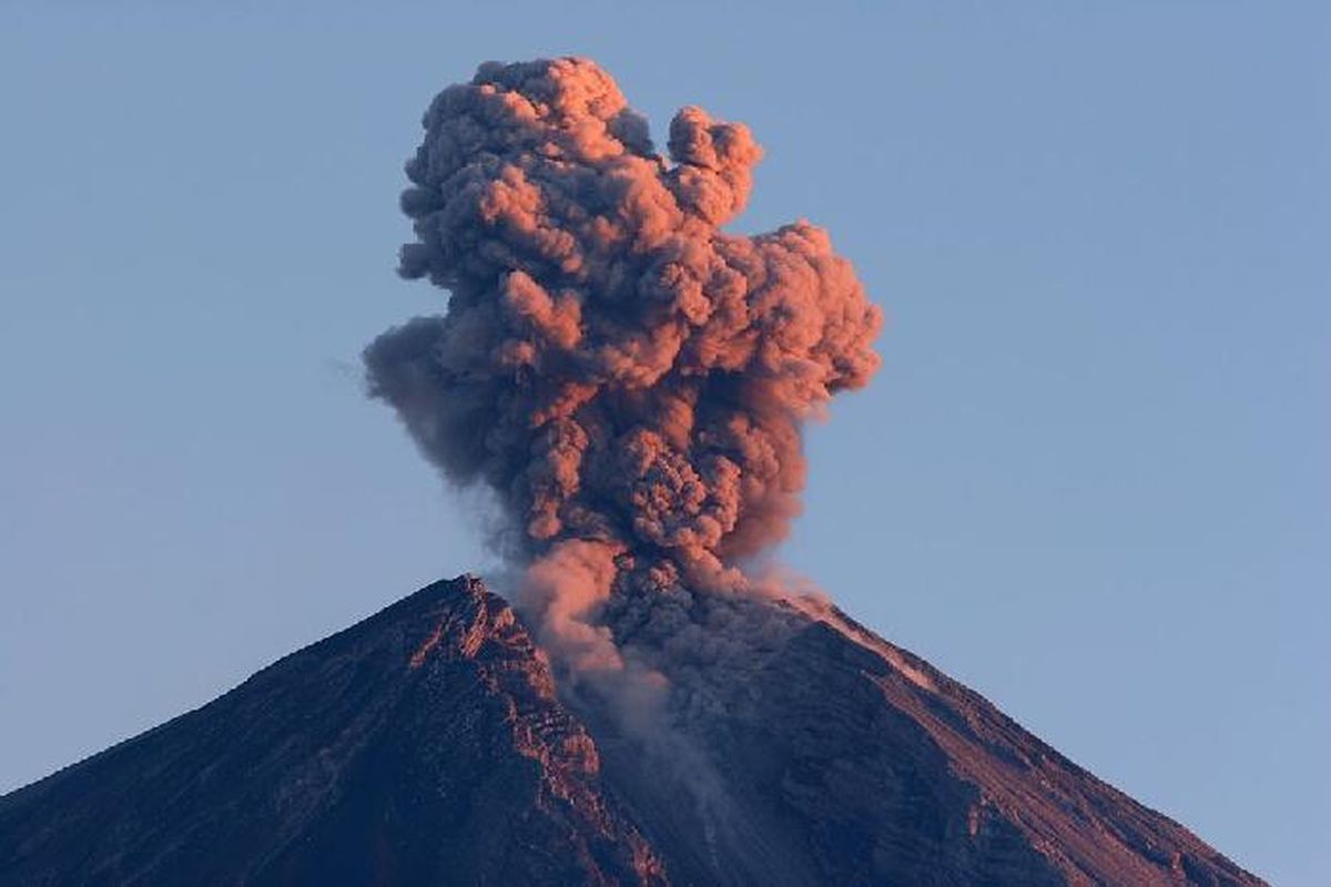 Gunung Kanlaon di Filipina meletus, menyemburkan abu vulkanik setinggi 3.000 meter. Simak dampak dan peringatannya di sini.